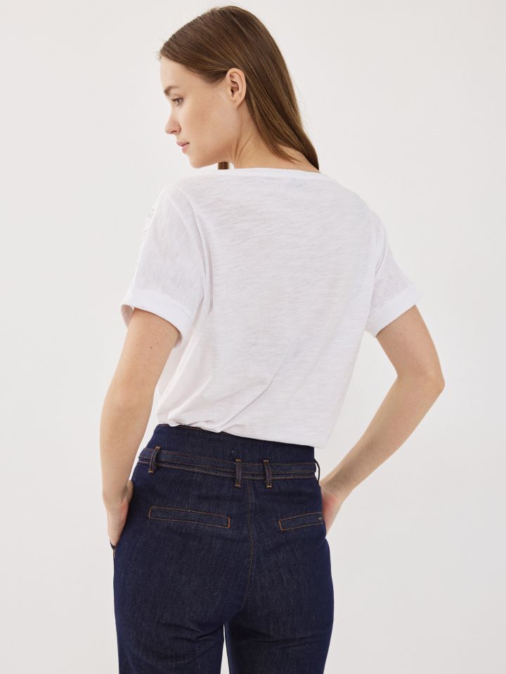 חולצה שילוב סרטי קרושה בצבע לבן