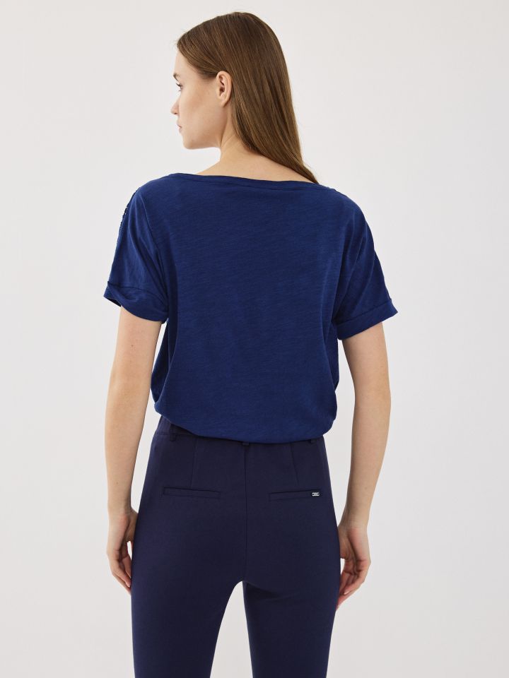 חולצה שילוב סרטי קרושה בצבע כחול אינדיגו