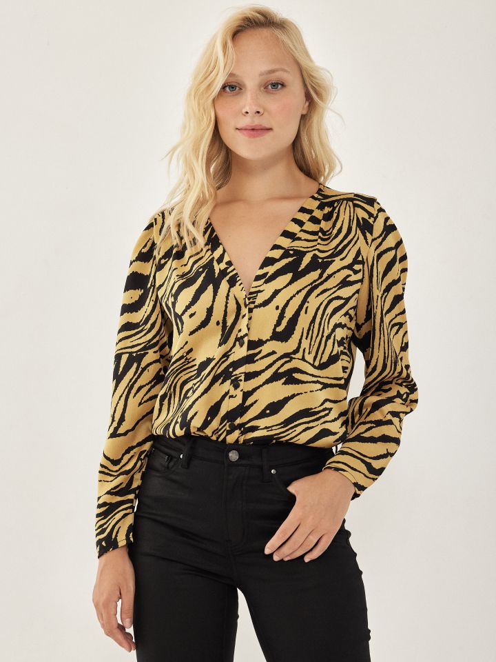 חולצה V דפוס מכופתרת בצבע חרדל