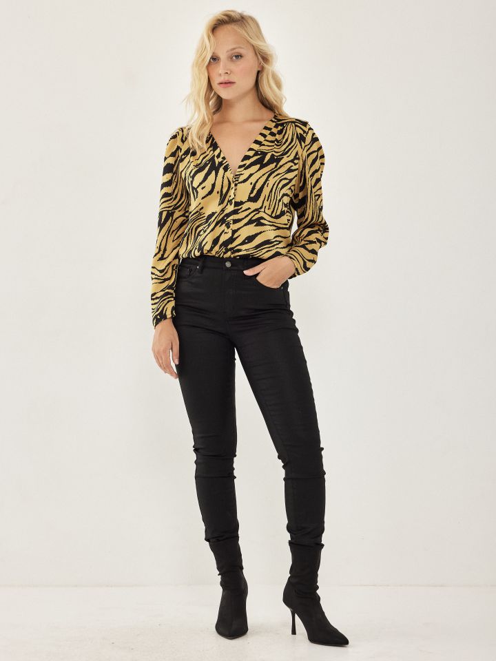 חולצה V דפוס מכופתרת בצבע חרדל
