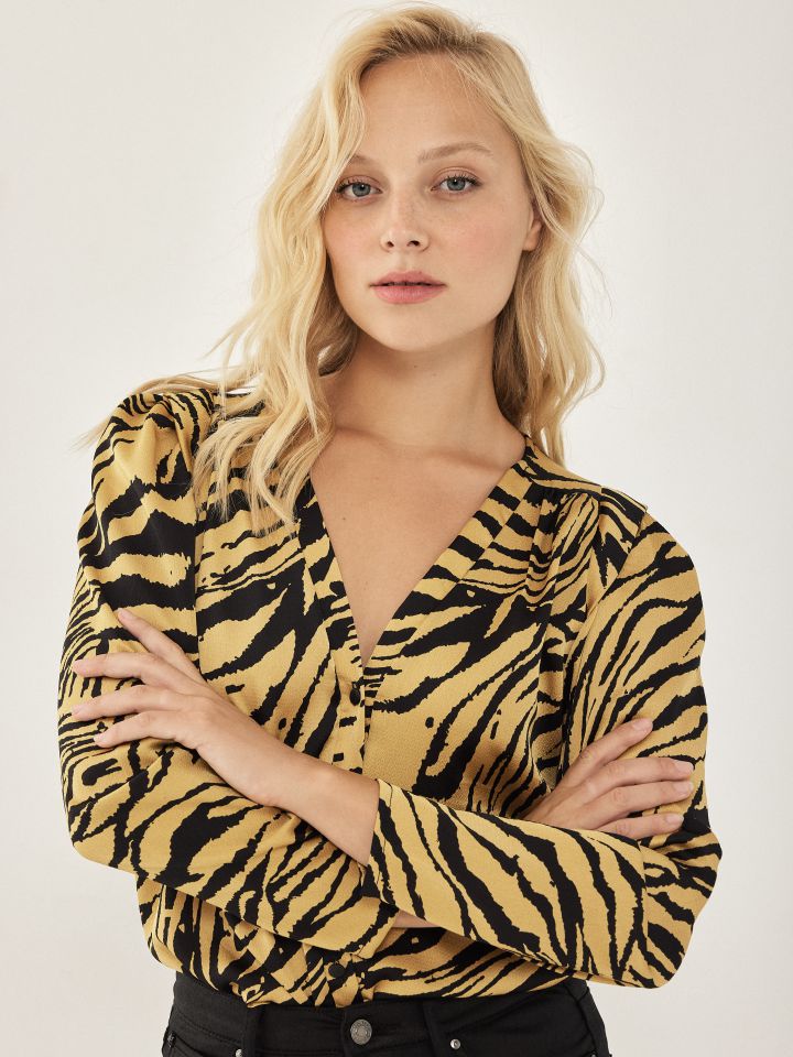 חולצה V דפוס מכופתרת בצבע חרדל