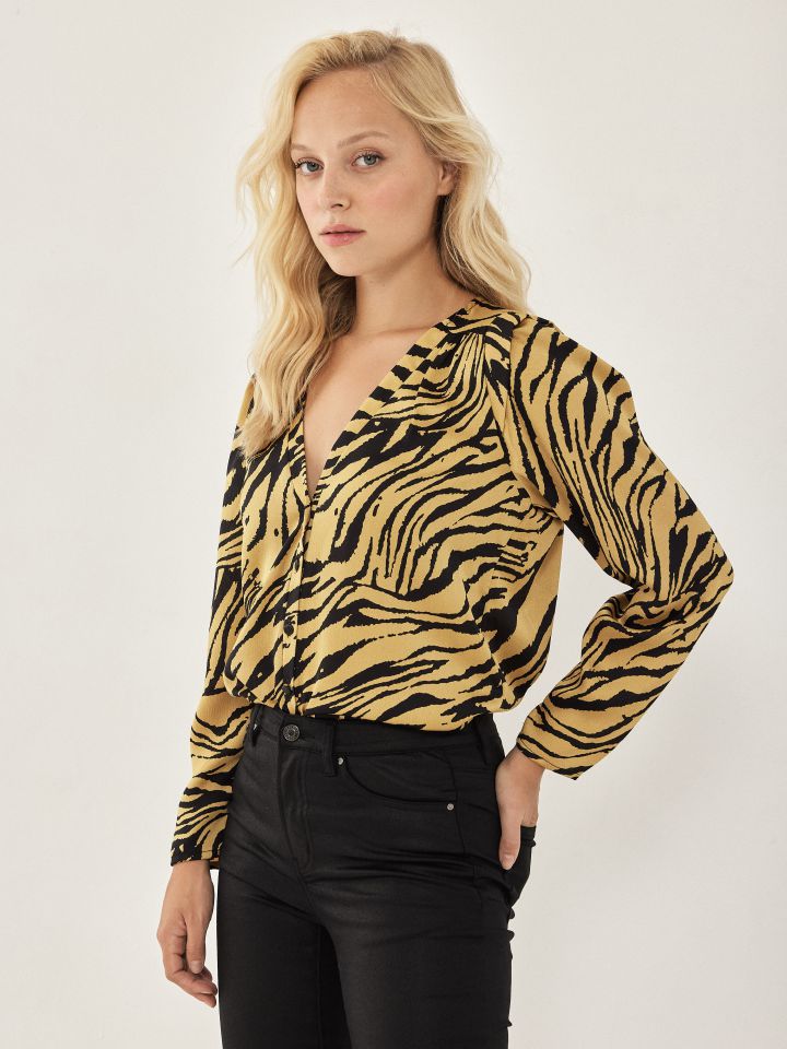 חולצה V דפוס מכופתרת בצבע חרדל