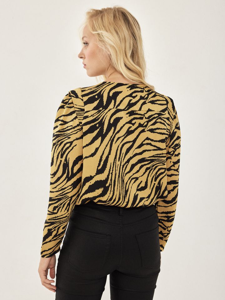 חולצה V דפוס מכופתרת בצבע חרדל