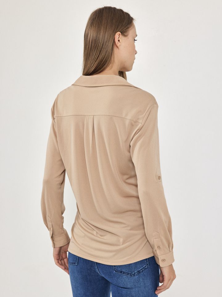 חולצה כיסים קשירה בצבע בייז קפוצינו