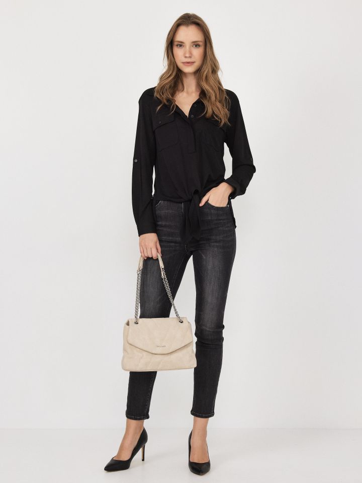 חולצה כיסים קשירה בצבע שחור