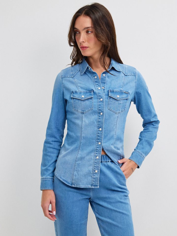 חולצה ג’ינס לחצניות בצבע ג’ינס בהיר