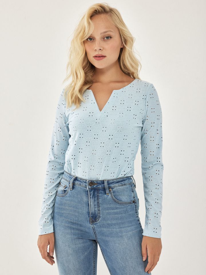 חולצה V תחרה PROMO בצבע תכלת