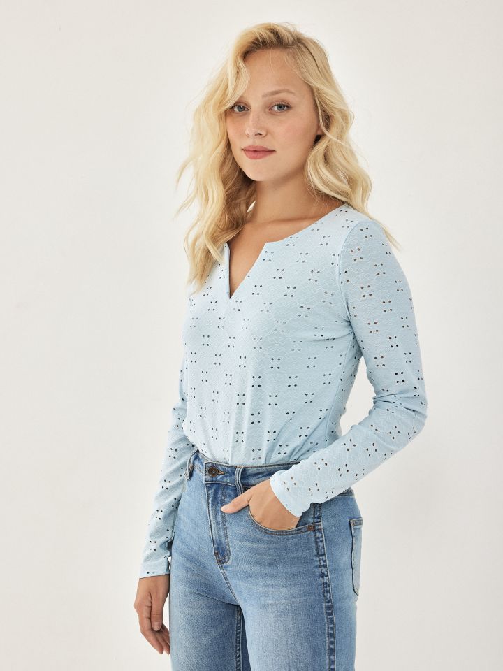 חולצה V תחרה PROMO בצבע תכלת