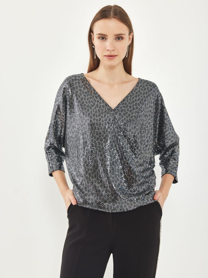 חולצה מעטפה פייטים בצבע שחור לורקס