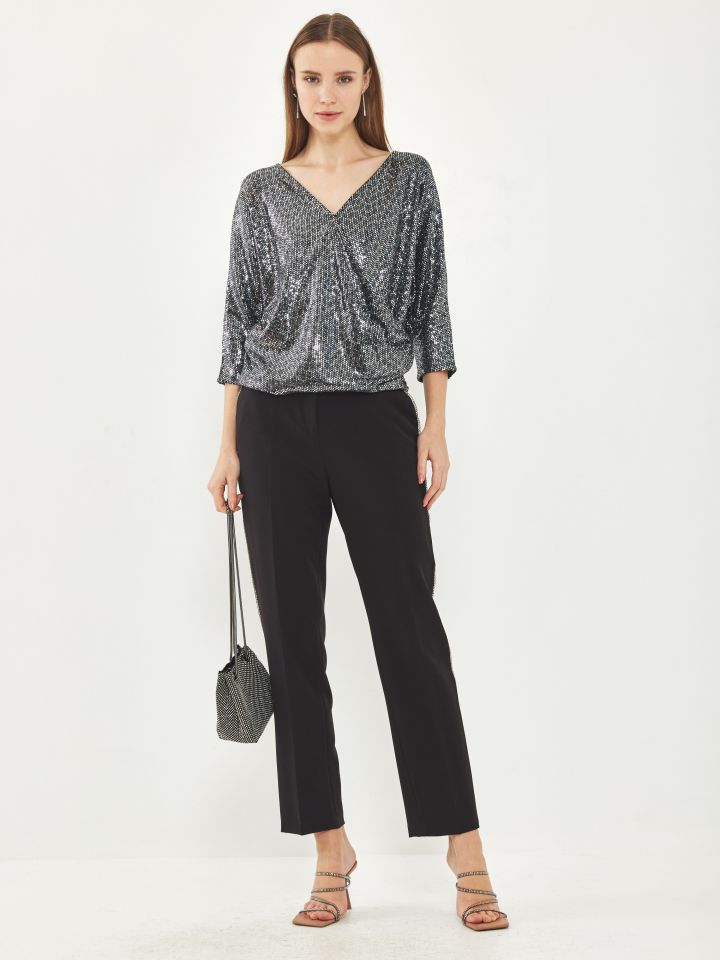 חולצה מעטפה פייטים בצבע שחור לורקס