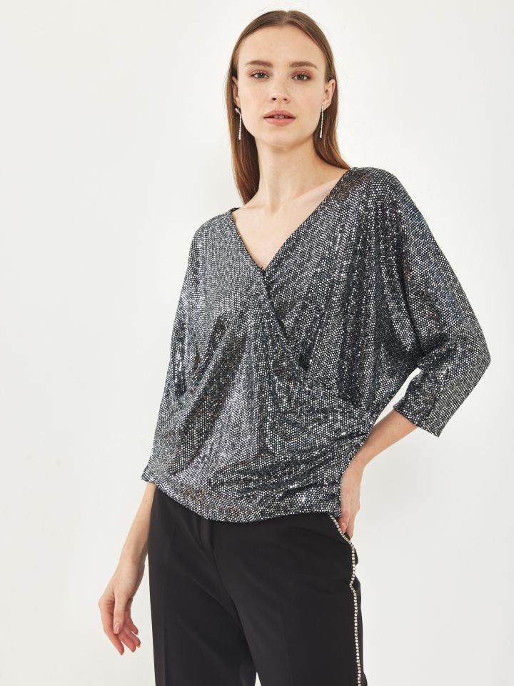 חולצה מעטפה פייטים בצבע שחור לורקס