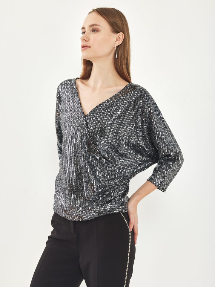 חולצה מעטפה פייטים בצבע שחור לורקס