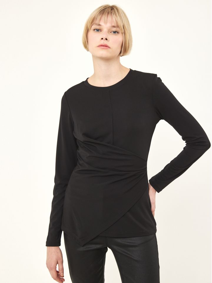 חולצה מעטפה בצבע שחור