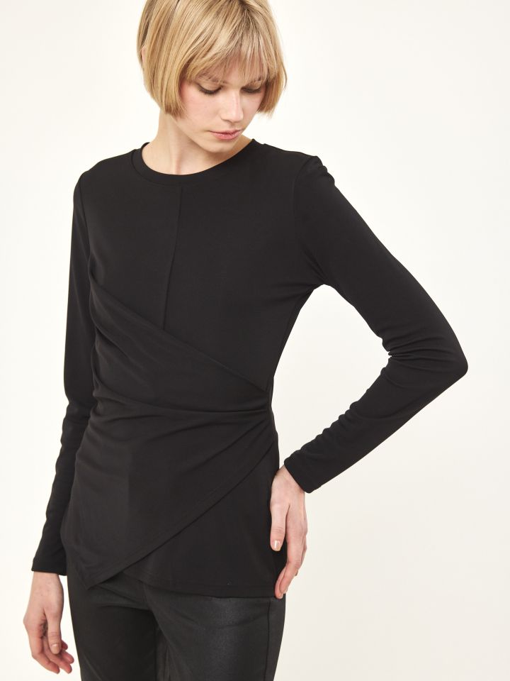 חולצה מעטפה בצבע שחור