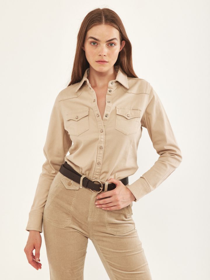 חולצה צוארון כיסים לחצניות בצבע בייז’