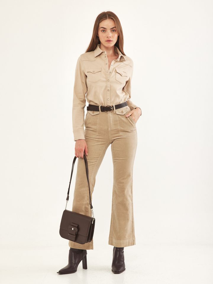 חולצה צוארון כיסים לחצניות בצבע בייז’