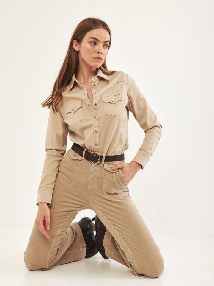 חולצה צוארון כיסים לחצניות בצבע בייז’
