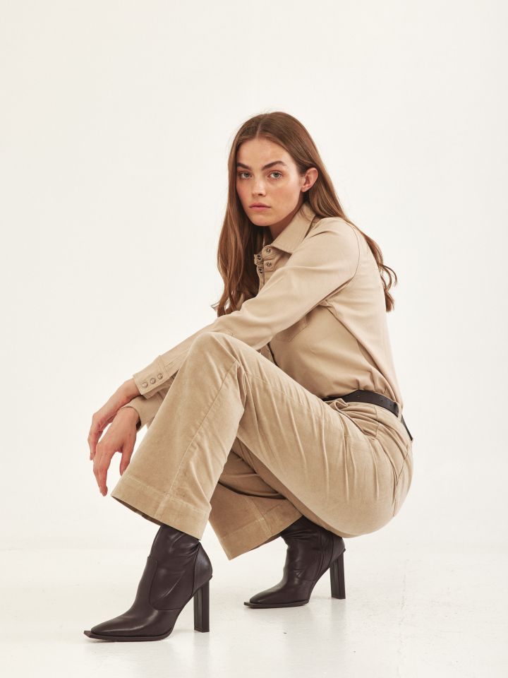 חולצה צוארון כיסים לחצניות בצבע בייז’