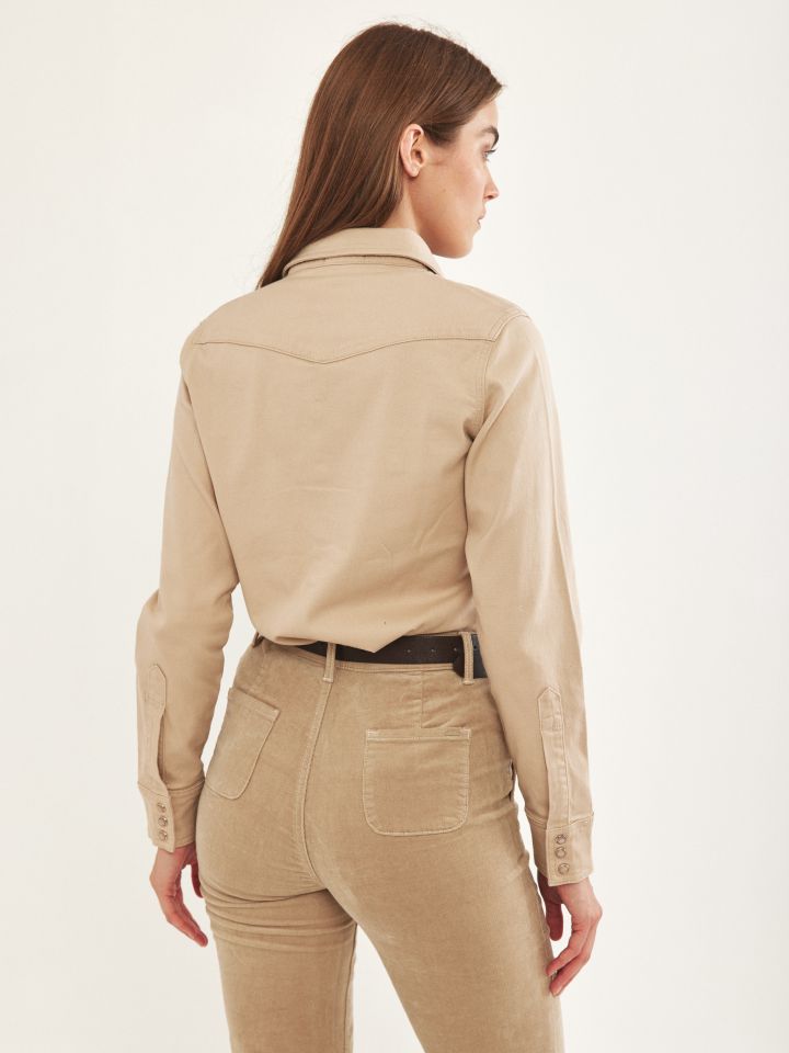 חולצה צוארון כיסים לחצניות בצבע בייז’