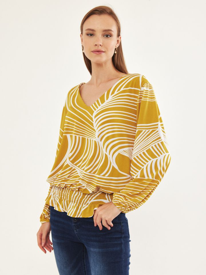 חולצה V דפוס כיווץ PROMO בצבע חרדל