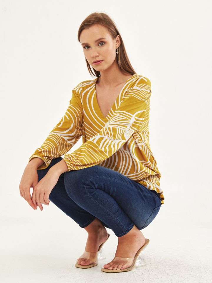 חולצה V דפוס כיווץ PROMO בצבע חרדל