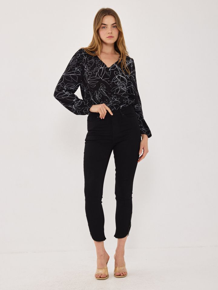 חולצה V שיפון דפוס בצבע שחור