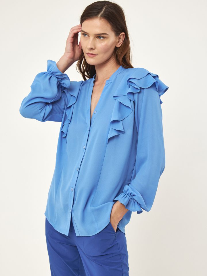 חולצה מכופתרת מלמלות בכתפיים בצבע תכלת