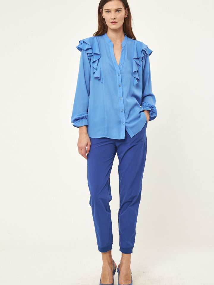 חולצה מכופתרת מלמלות בכתפיים בצבע תכלת