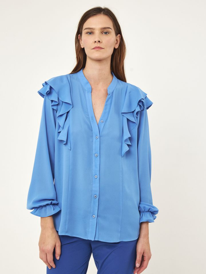 חולצה מכופתרת מלמלות בכתפיים בצבע תכלת