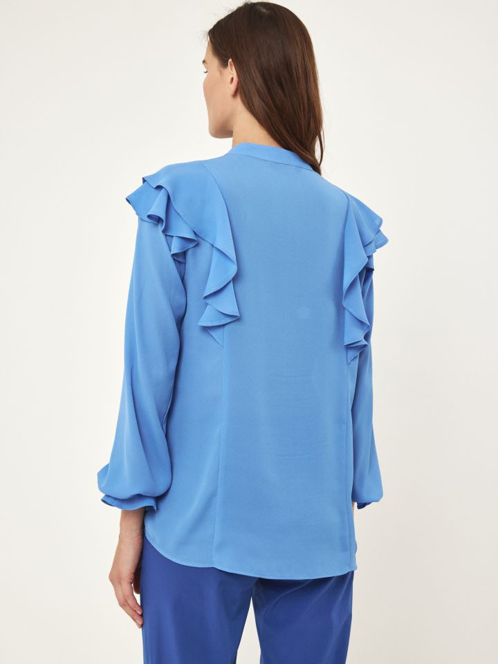 חולצה מכופתרת מלמלות בכתפיים בצבע תכלת