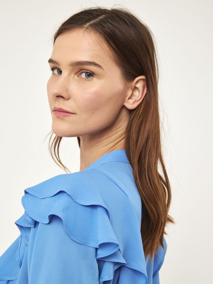 חולצה מכופתרת מלמלות בכתפיים בצבע תכלת