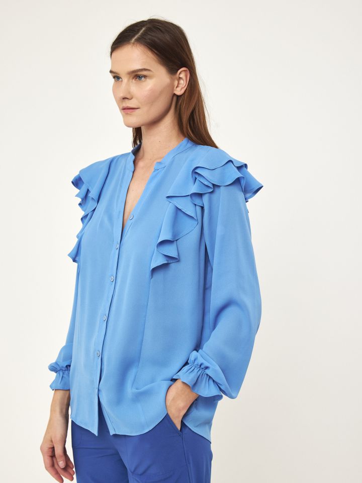 חולצה מכופתרת מלמלות בכתפיים בצבע תכלת