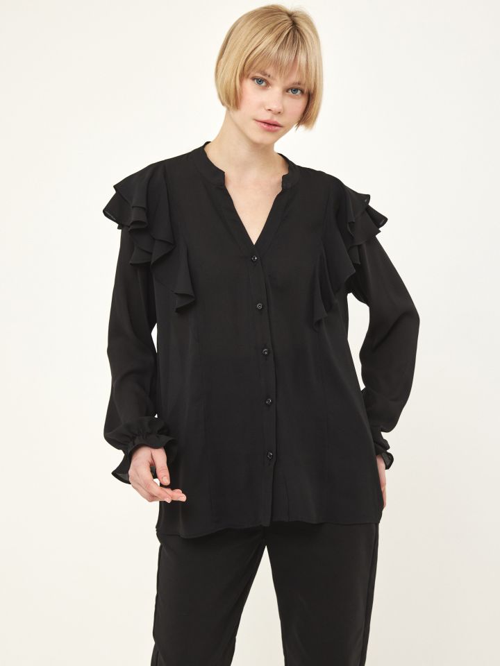 חולצה מכופתרת מלמלות בכתפיים בצבע שחור