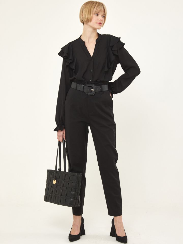 חולצה מכופתרת מלמלות בכתפיים בצבע שחור