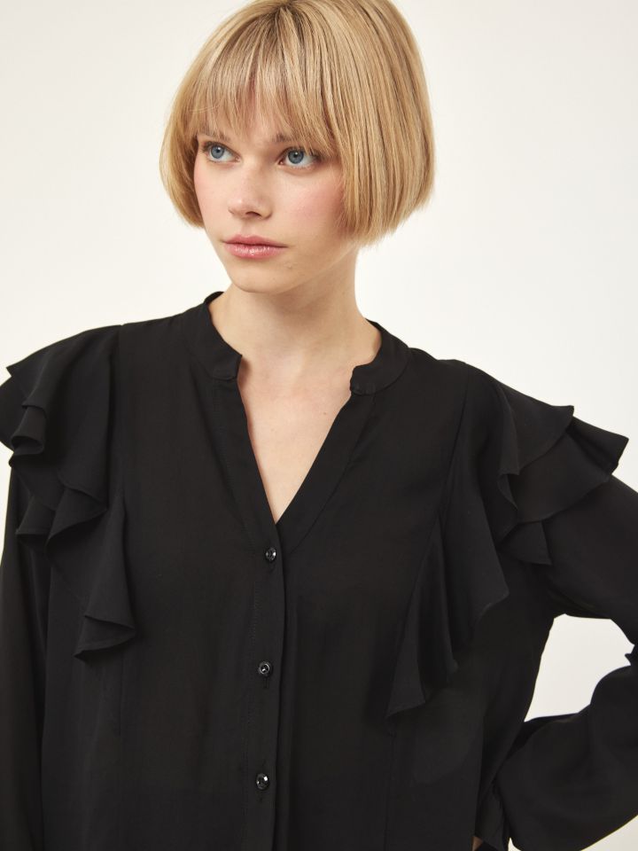 חולצה מכופתרת מלמלות בכתפיים בצבע שחור