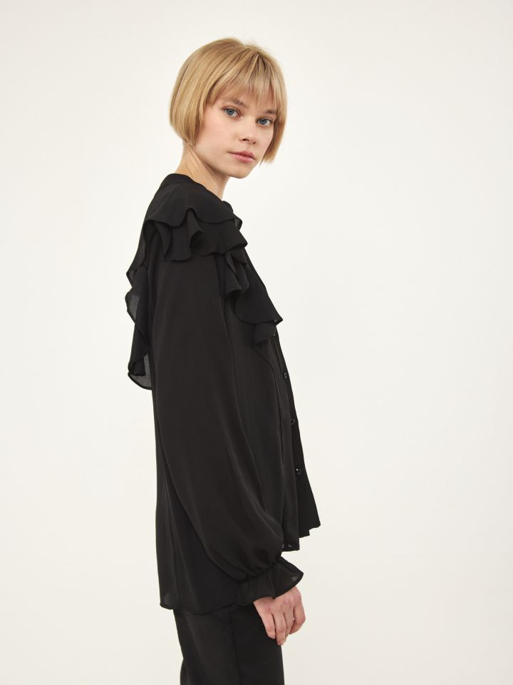 חולצה מכופתרת מלמלות בכתפיים בצבע שחור