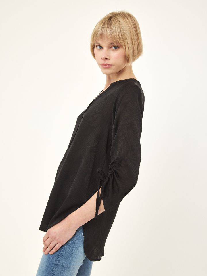 חולצה שינה כיווץ בשרוול בצבע שחור