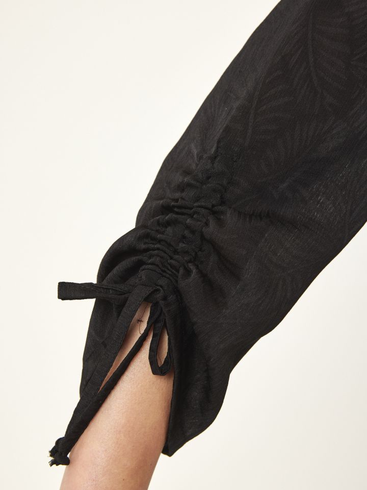 חולצה שינה כיווץ בשרוול בצבע שחור