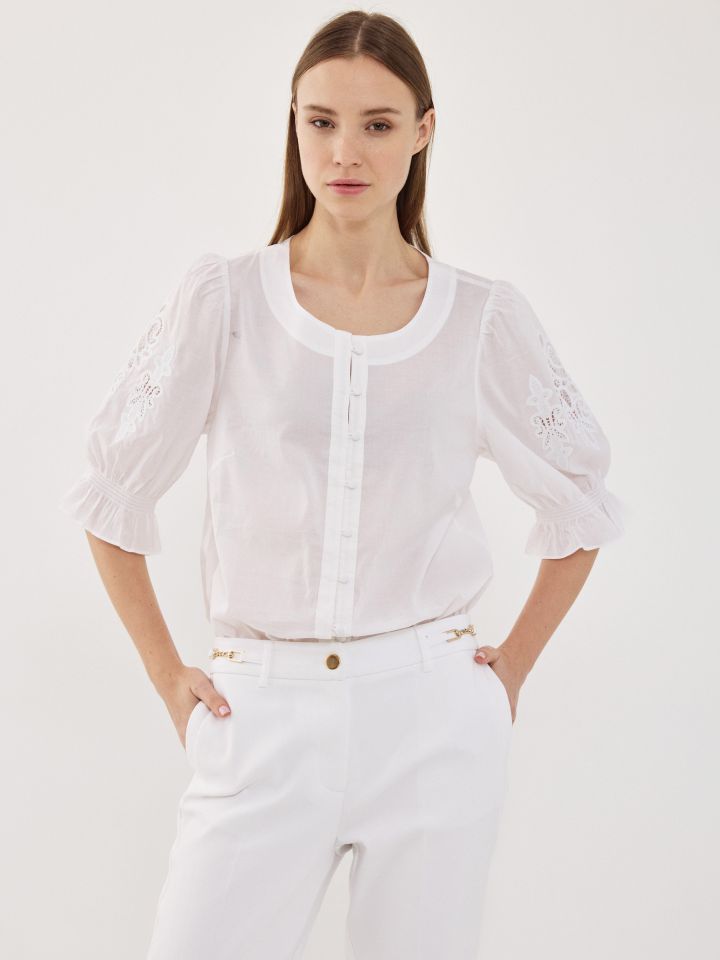חולצה SHIRA שרוול קרושה בצבע לבן