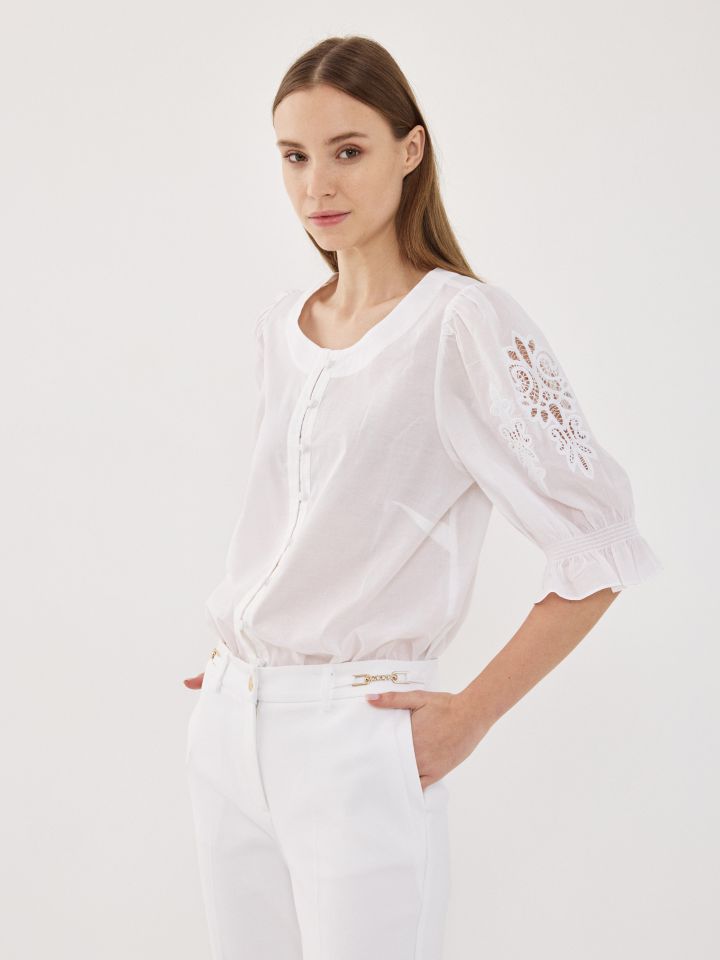 חולצה SHIRA שרוול קרושה בצבע לבן