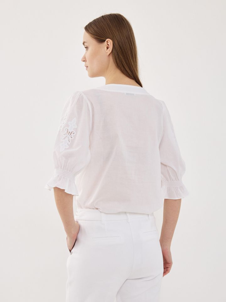 חולצה SHIRA שרוול קרושה בצבע לבן