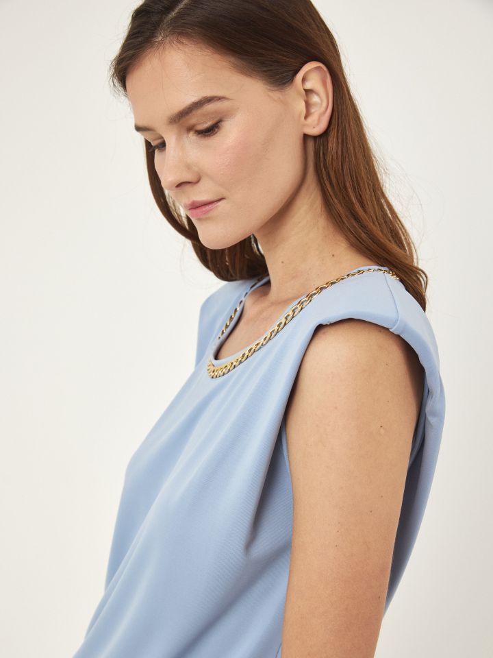 חולצה פתח שרשרת בצבע תכלת