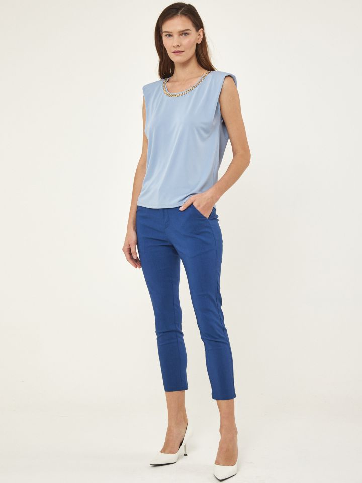 חולצה פתח שרשרת בצבע תכלת