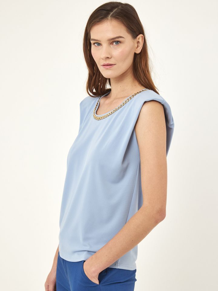 חולצה פתח שרשרת בצבע תכלת