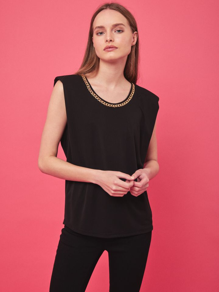 חולצה פתח שרשרת בצבע שחור