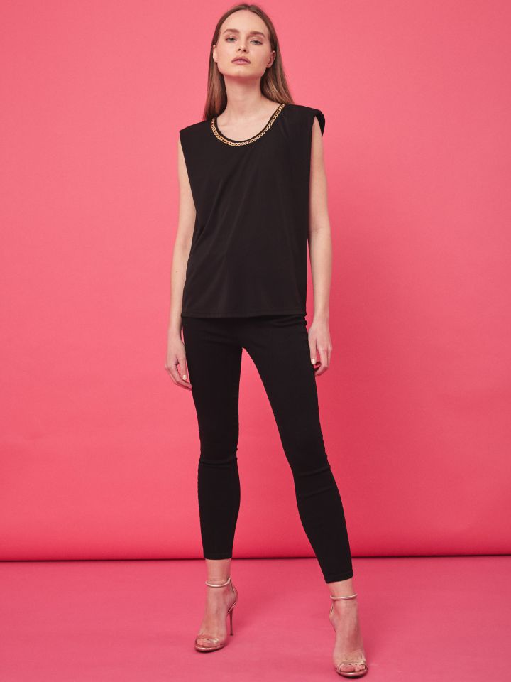 חולצה פתח שרשרת בצבע שחור