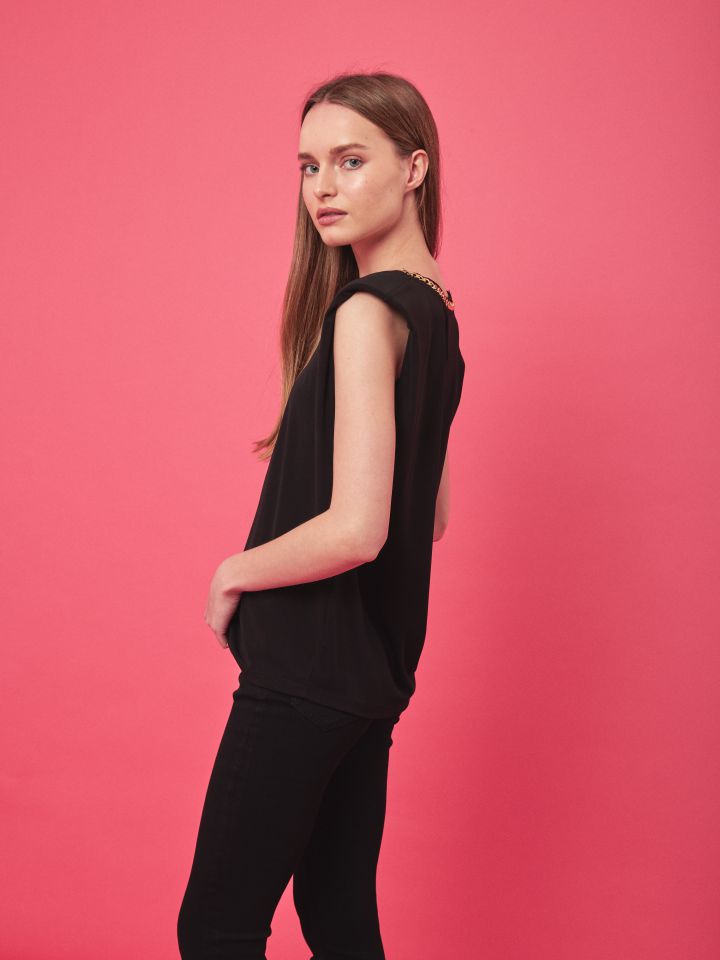 חולצה פתח שרשרת בצבע שחור