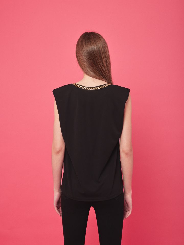 חולצה פתח שרשרת בצבע שחור