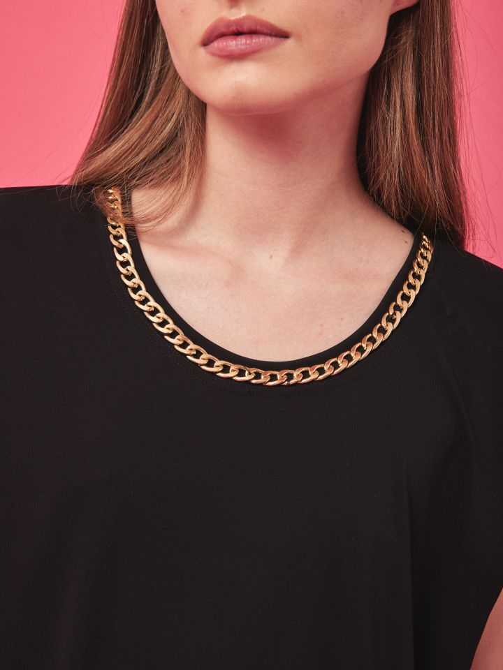 חולצה פתח שרשרת בצבע שחור