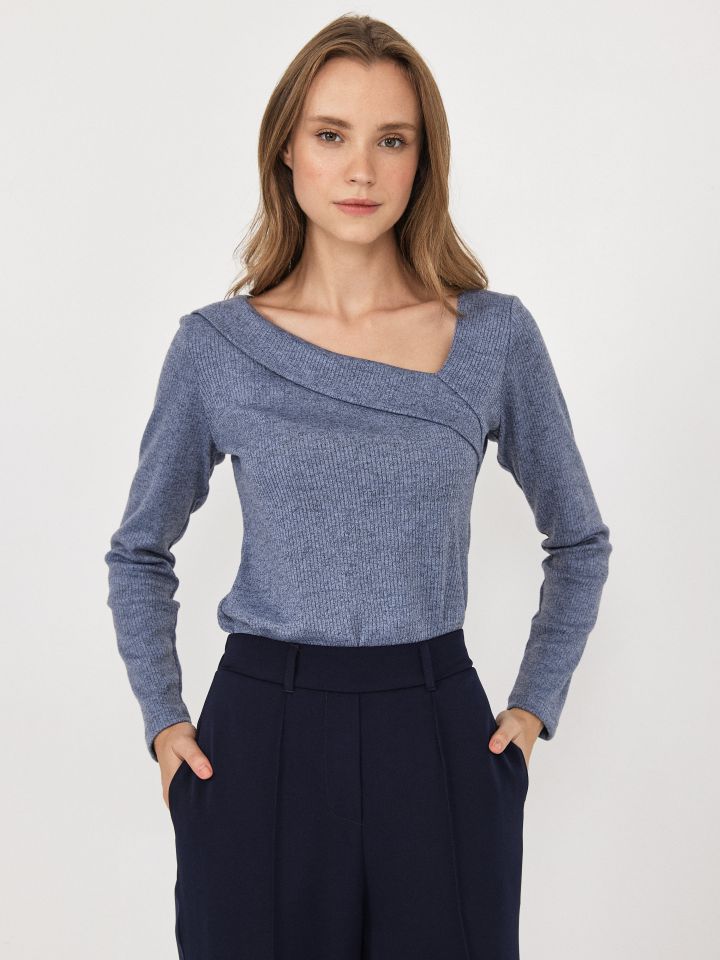 חולצה ריב פתח אלכסון PROMO בצבע כחול